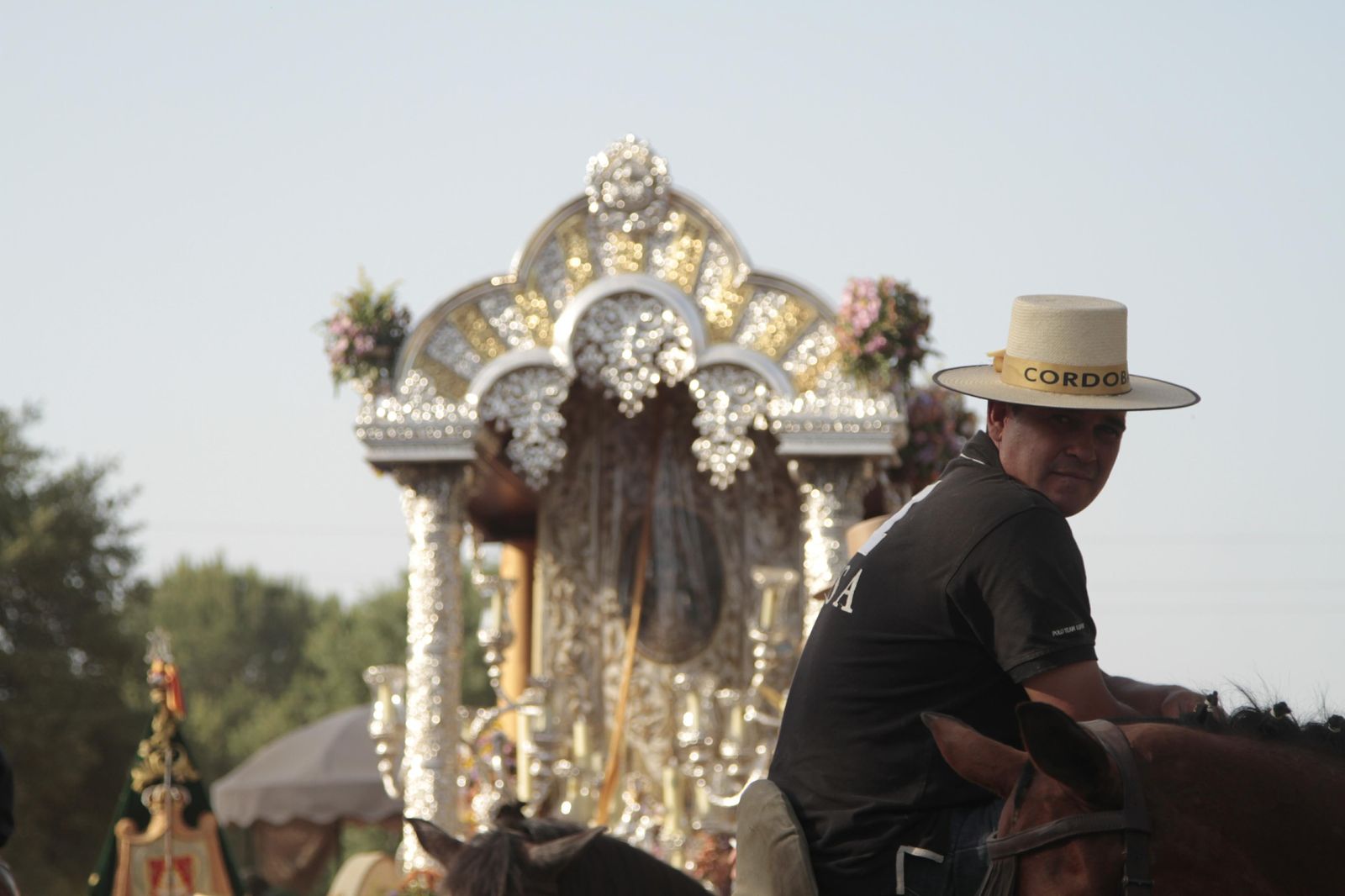 Las hermandades cruzan el vado del Quema