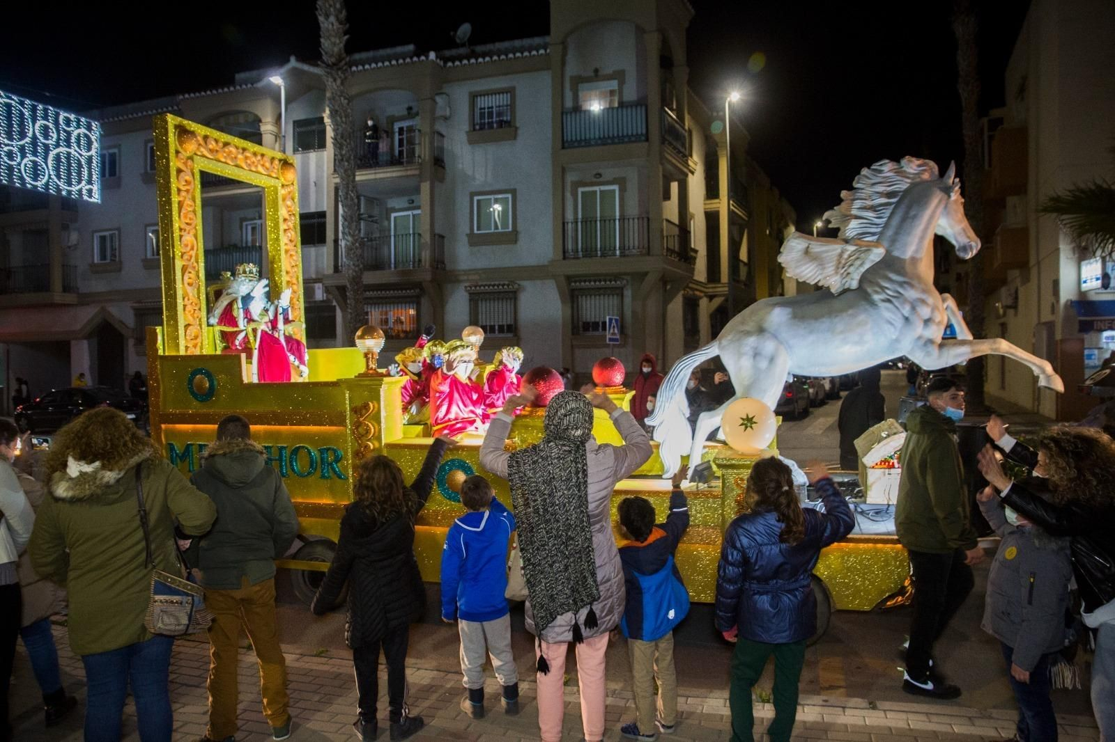 Niños saludando a Melchor en Salobreña