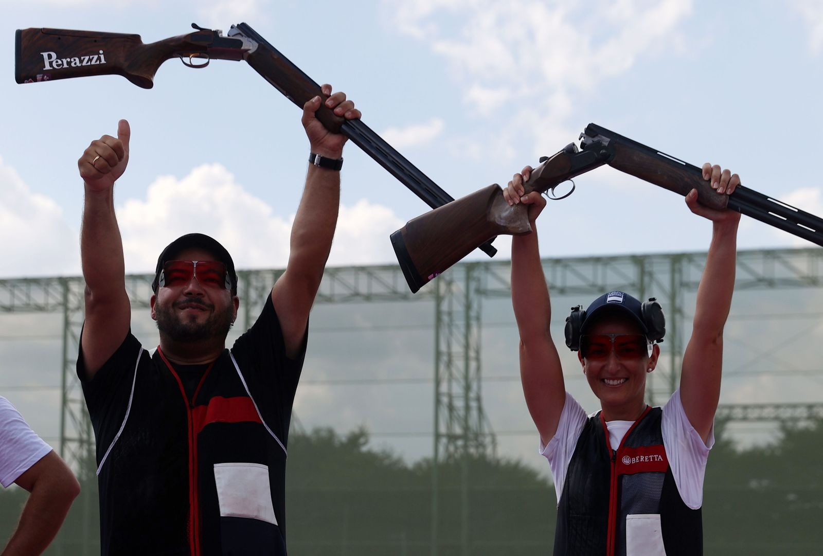 Fátima Gálvez celebra el oro con su compañero Alberto Fernández.