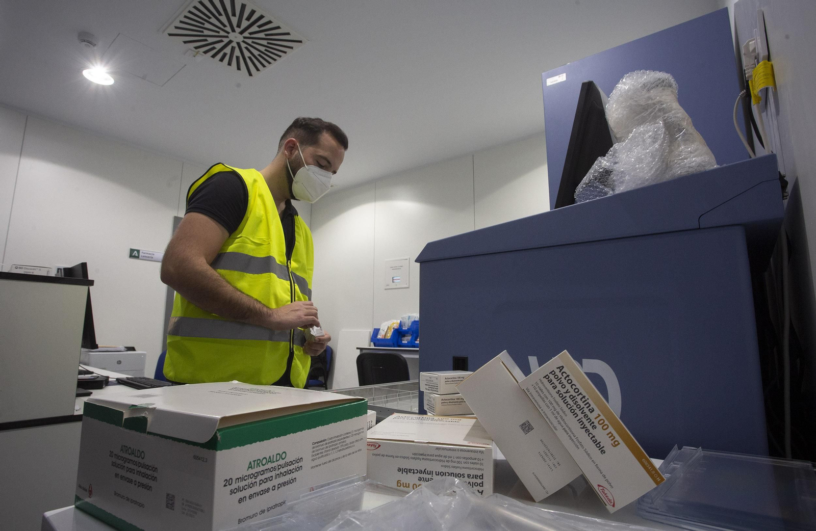 Las imágenes de la visita al interior del Hospital Militar de Sevilla