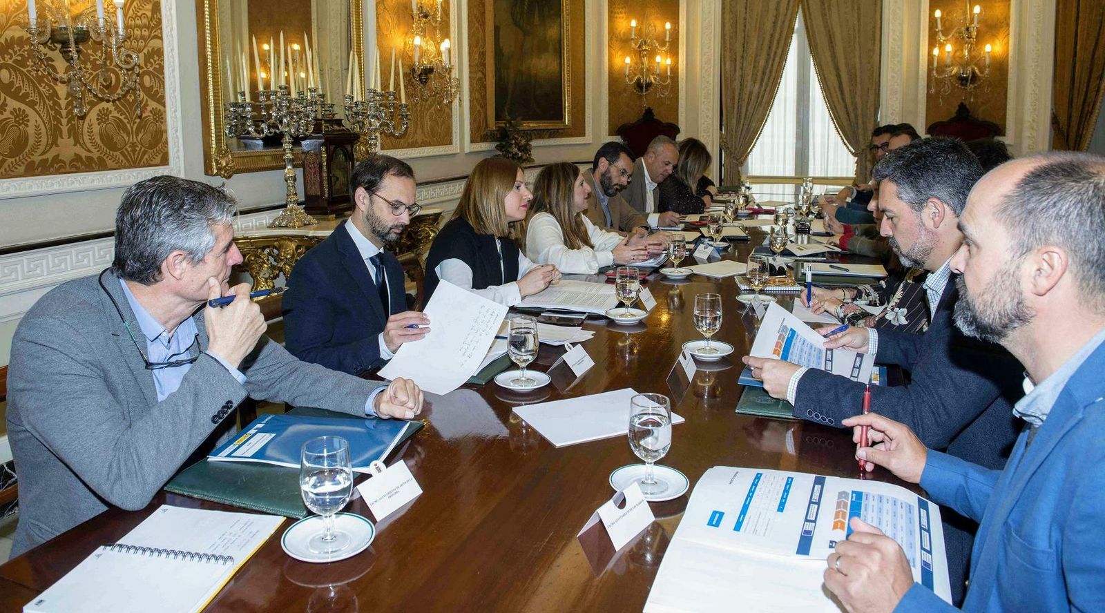 El alcalde de Sanlúcar, Víctor Mora, en la reunión celebrada en la Diputación para abordar el programa Dipuforma.