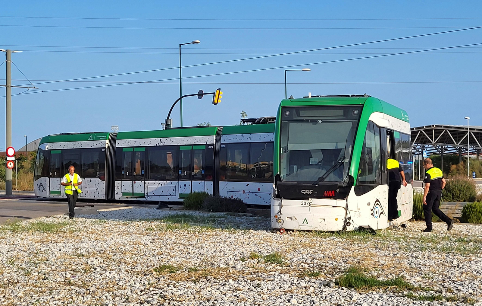 Las fotos del accidente entre el Metro de Málaga y un coche en El Cónsul