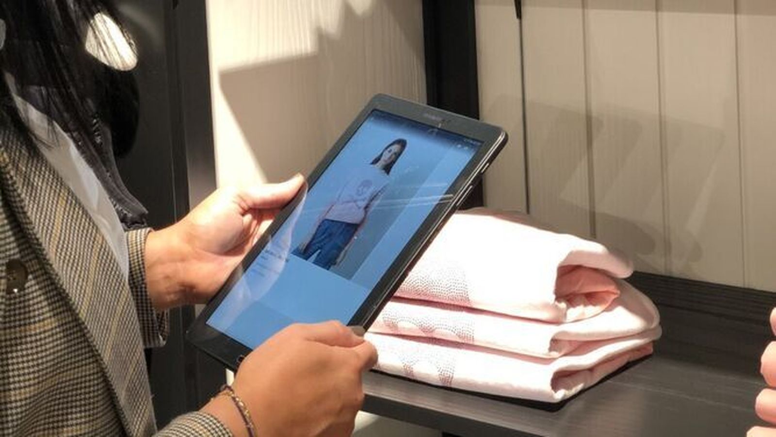 Más de una decena de firmas del portfolio de primeras marcas presentes en Sevilla Fashion Outlet se han adherido a este formato híbrido de compras.