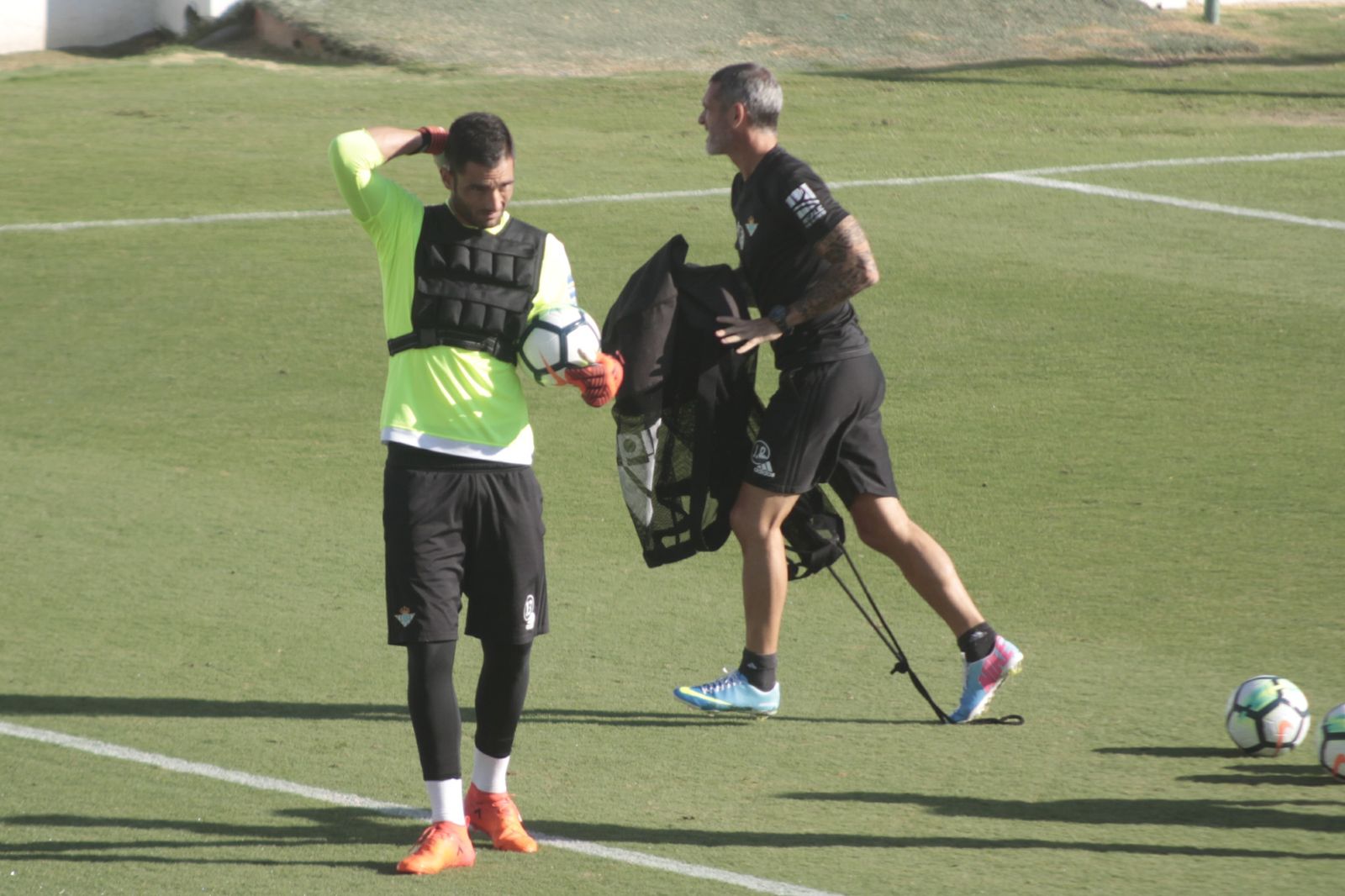 Adán, con un chaleco especial en el entrenamiento, justo delante de Jon Pascua, el preparador de porteros.