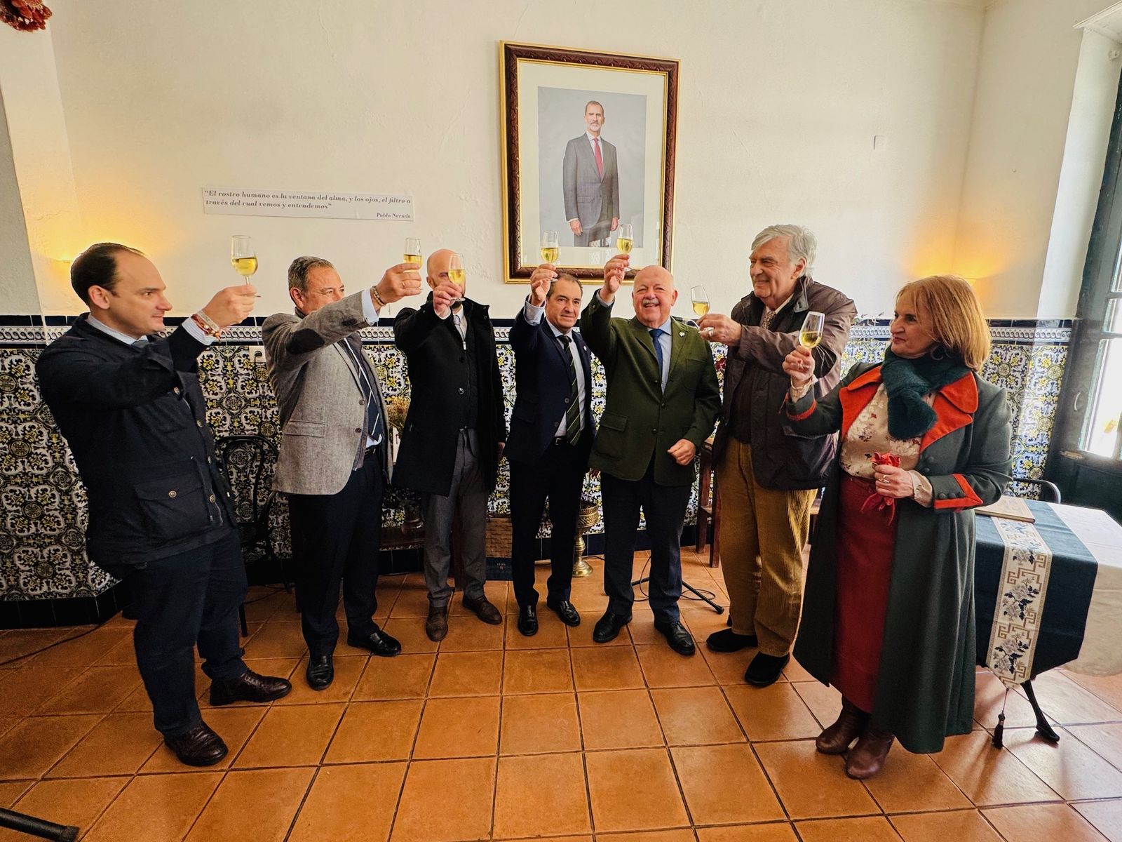 El brindis por el 28-F que viene. Rafael Belmonte, Ricardo Sánchez, Adrián Torres, Antonio Jesús Rosendo, Jesús Aguirre, Miguel Ángel Arredonda y Pilar Roncero.