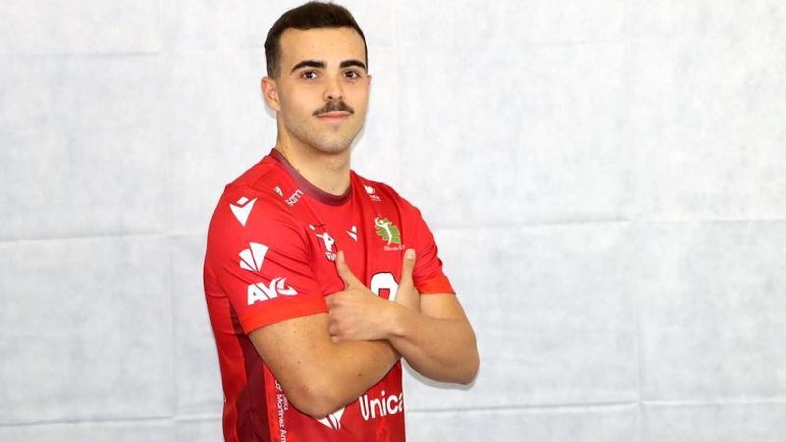 Álex Moya posando para la foto oficial con Unicaja Costa de Almería.