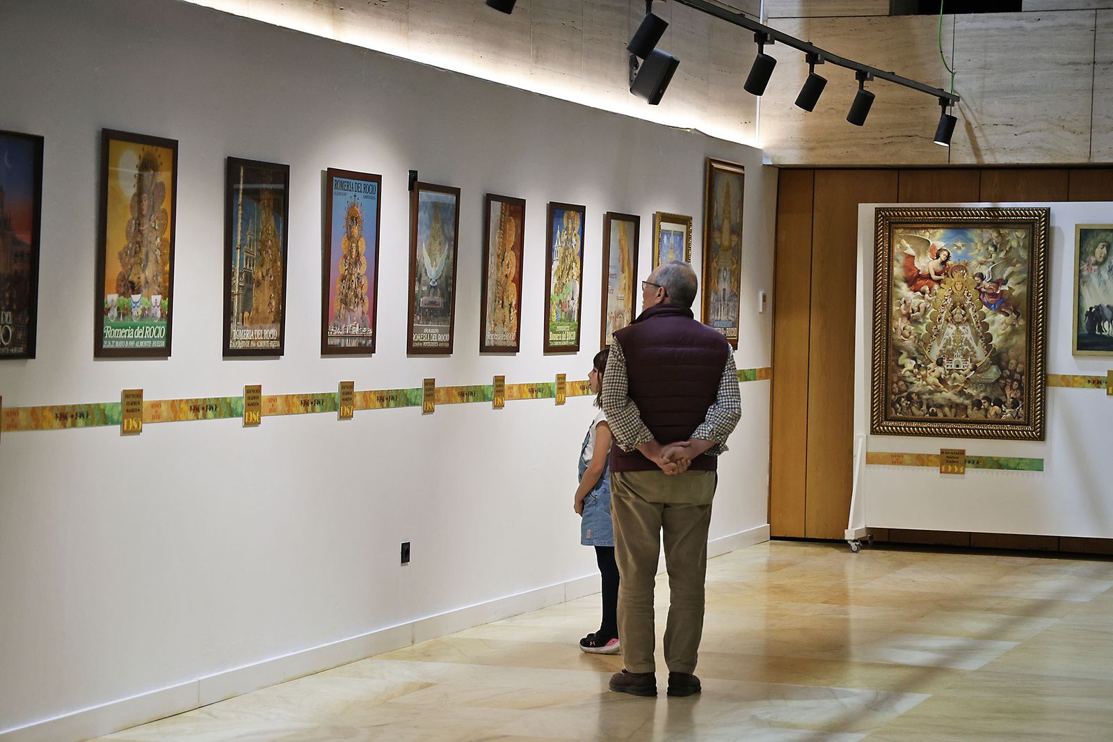Imágenes de la inauguración de la exposición 'Sueños de Rocío. Carteles de Romería'.