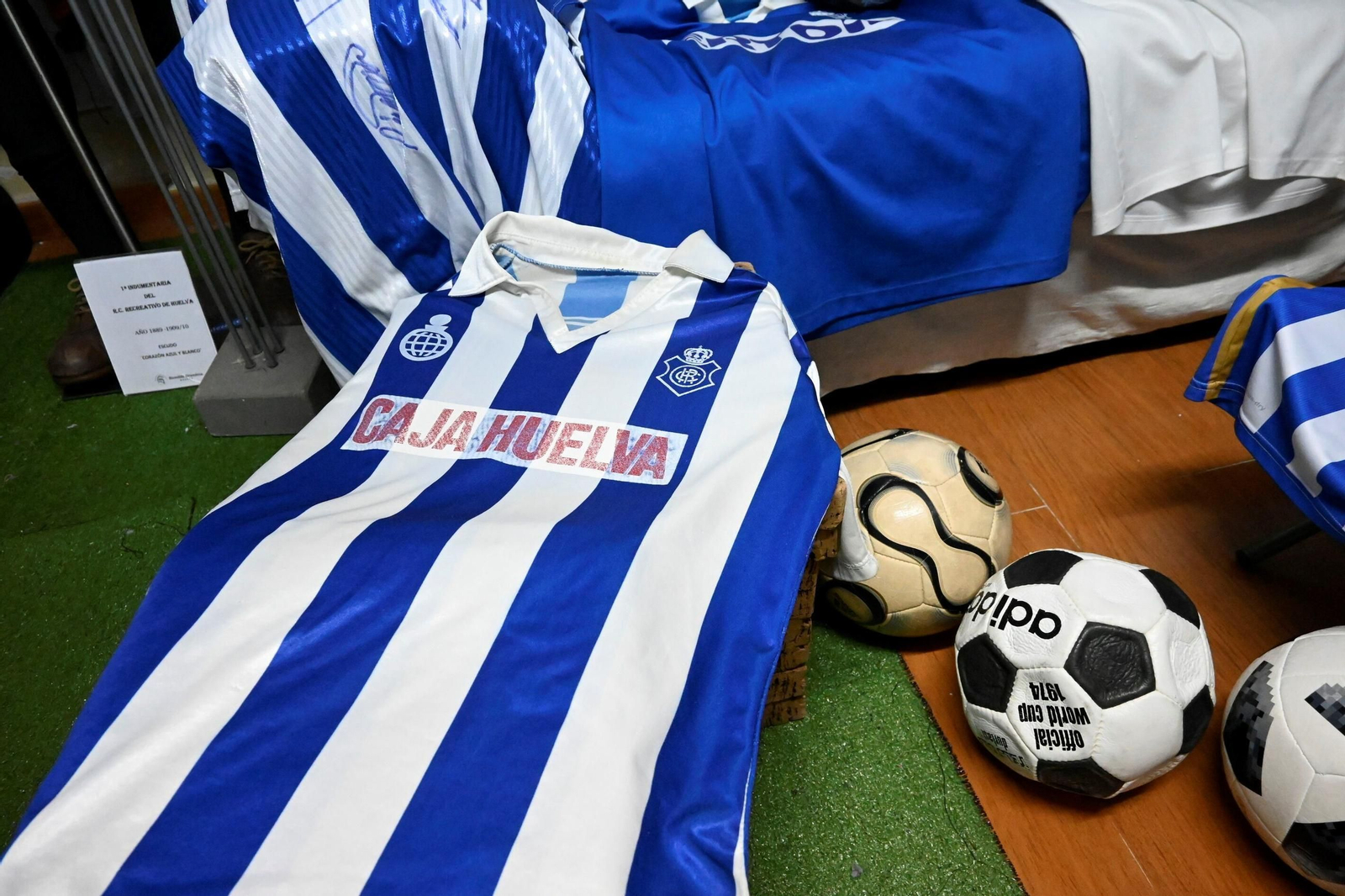 La colección de camisetas del Recreativo de Huelva de Edu Calero, en imágenes