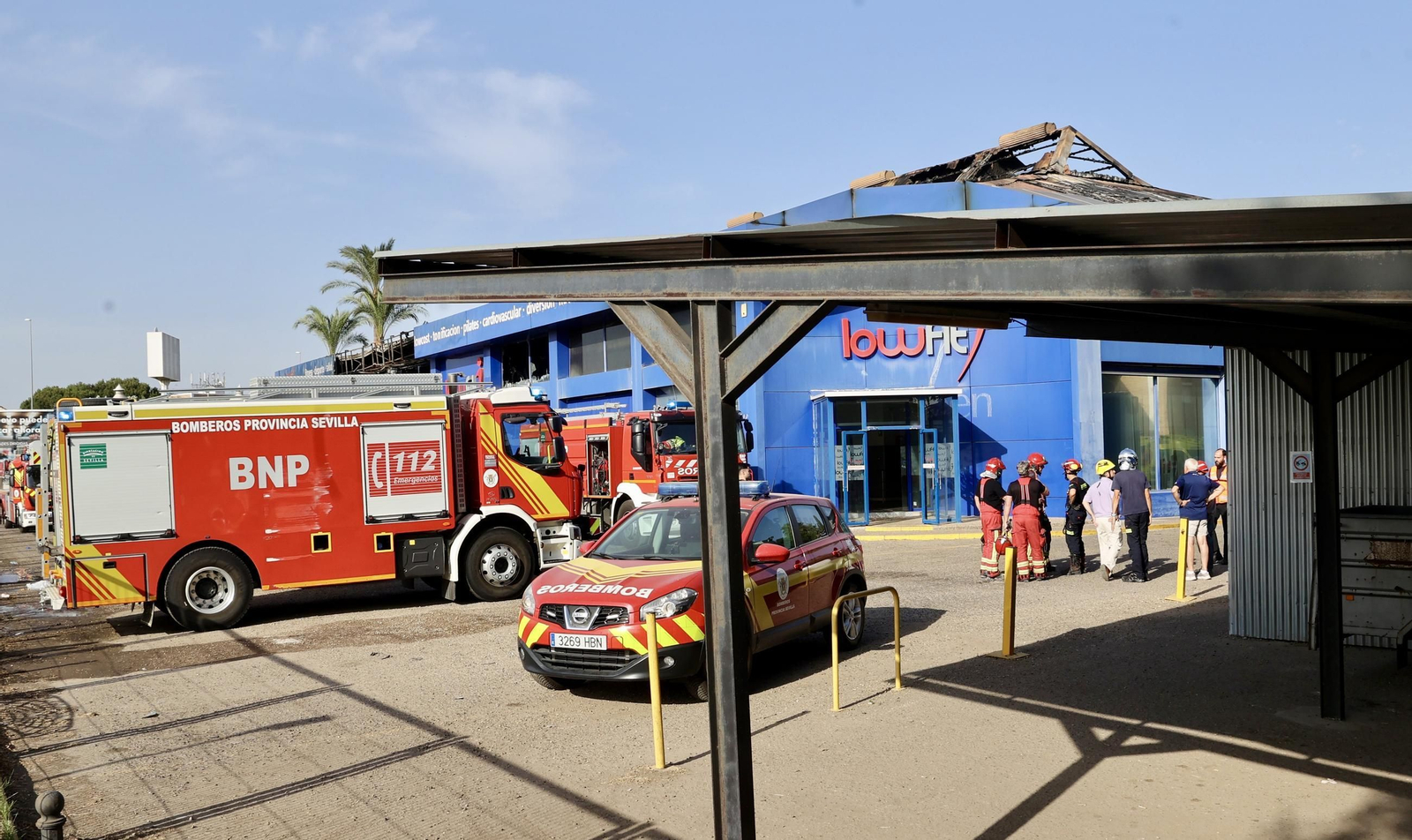 Incendio en el gimnasio Lowfit de Castilleja de la Cuesta
