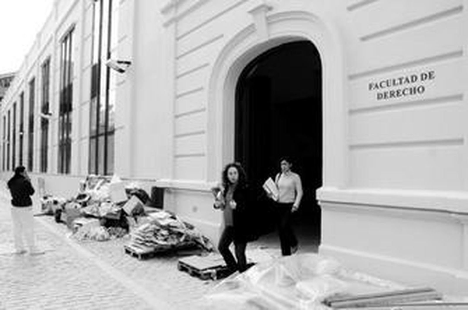 Dos alumnas salen de la sede de Pirotecnia.