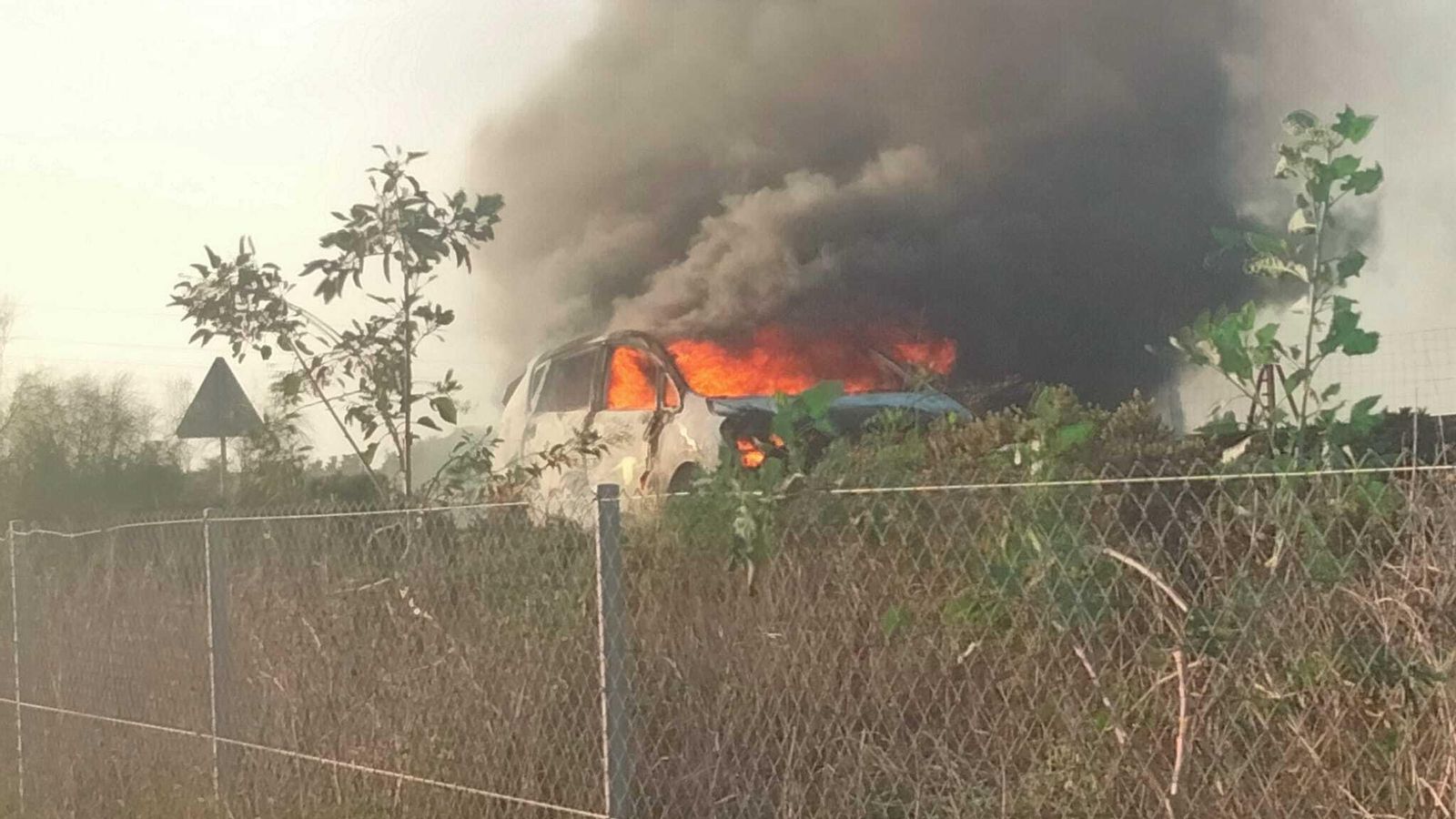 El vehículo envuelto en llamas.