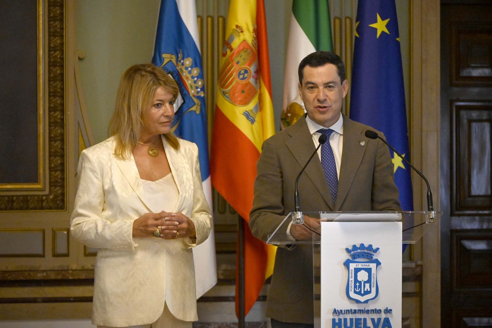 Visita de Juanma Moreno al Ayuntamiento de Huelva, en Imágenes