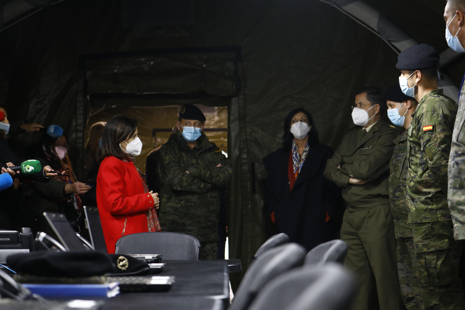 La visita de Margarita Robles a la base militar de Cerro Muriano, en imágenes