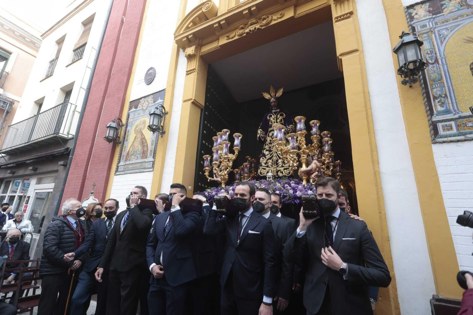 Momento en que las andas con el Señor salen de la Capilla de San Andrés.