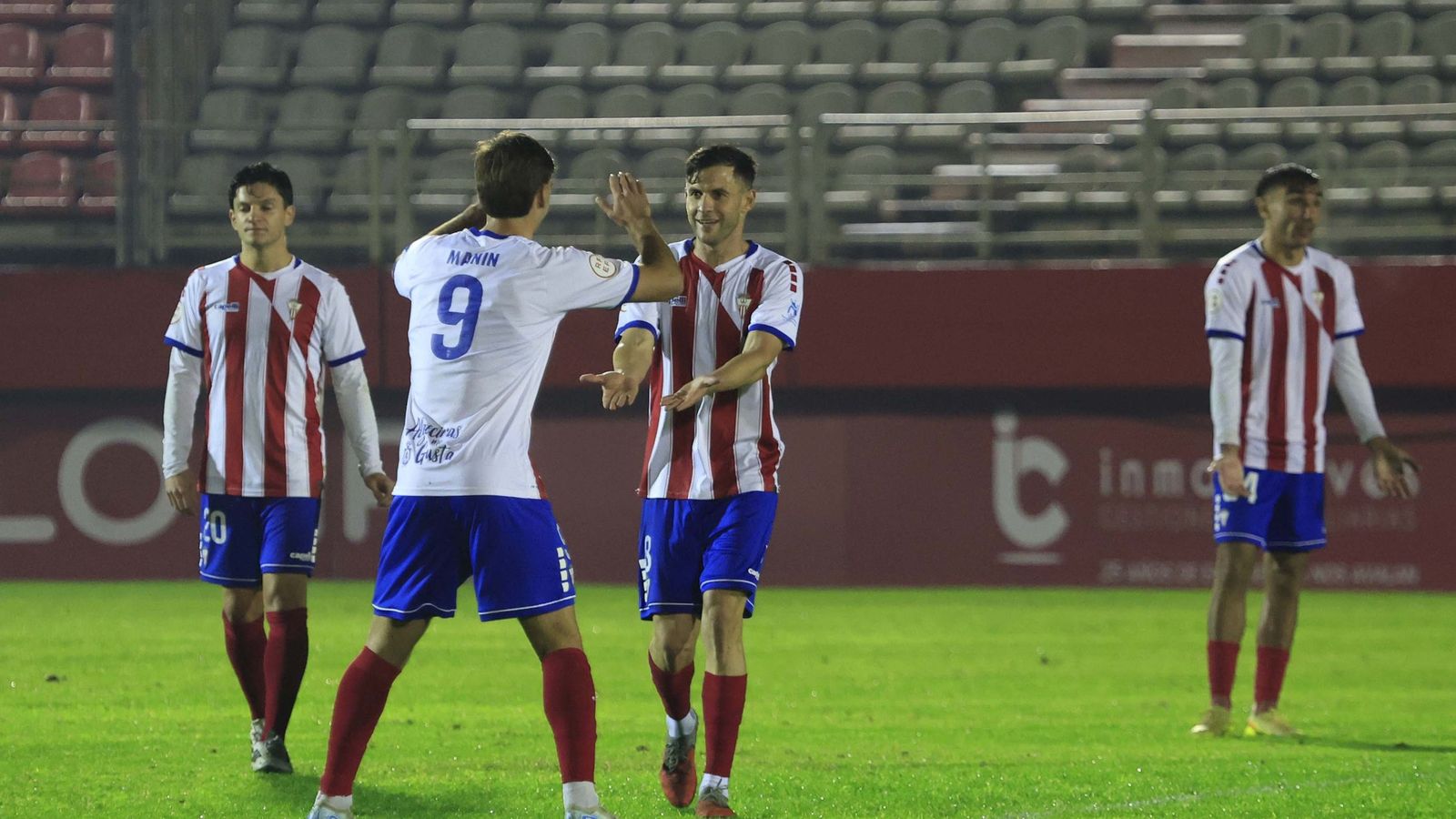 Manín celebra con Iván su gol al Sevilla Atlético.