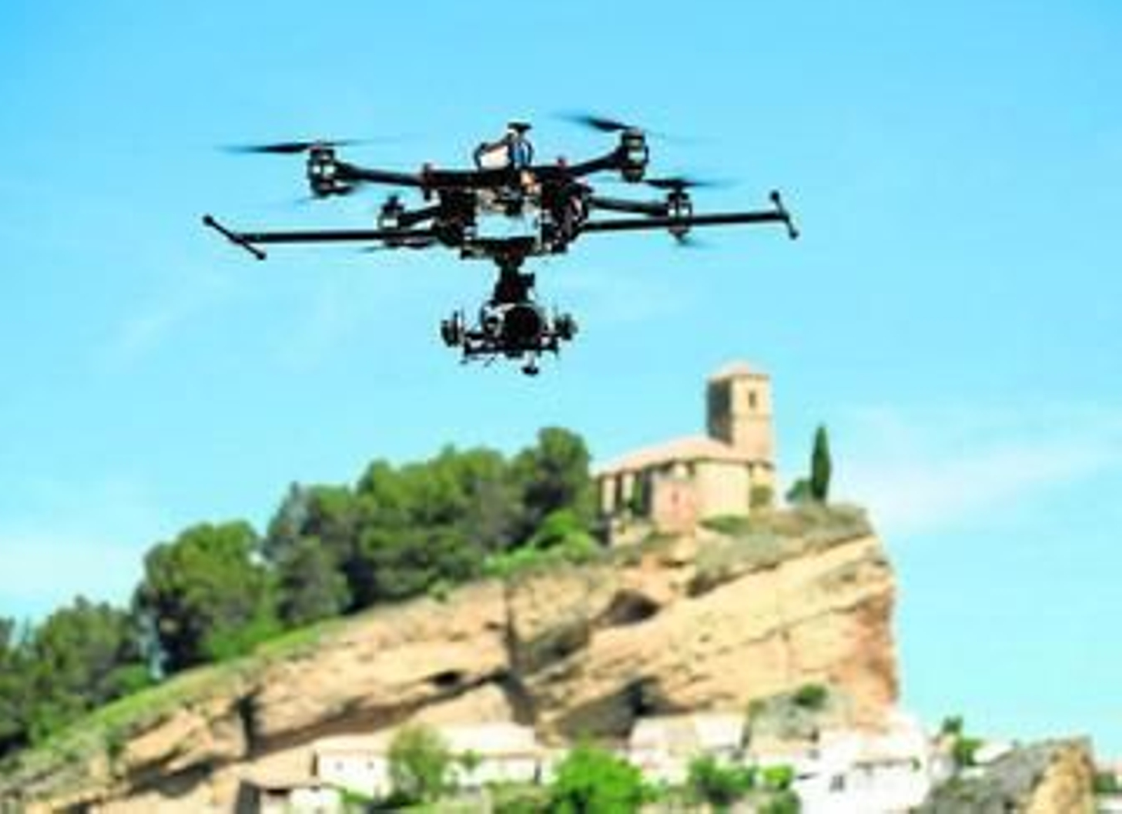 Arriba, un dron en pleno vuelo en el municipio de Montefrío. Se utilizará para que los ganaderos puedan trabajar de una forma más eficaz y puedan controlar los terrenos que suelen ser más difíciles de acceder. Abajo, la raza ovina lojeña, que es una especie en extinción localizada en Loja, Alhama o Zafarraya.