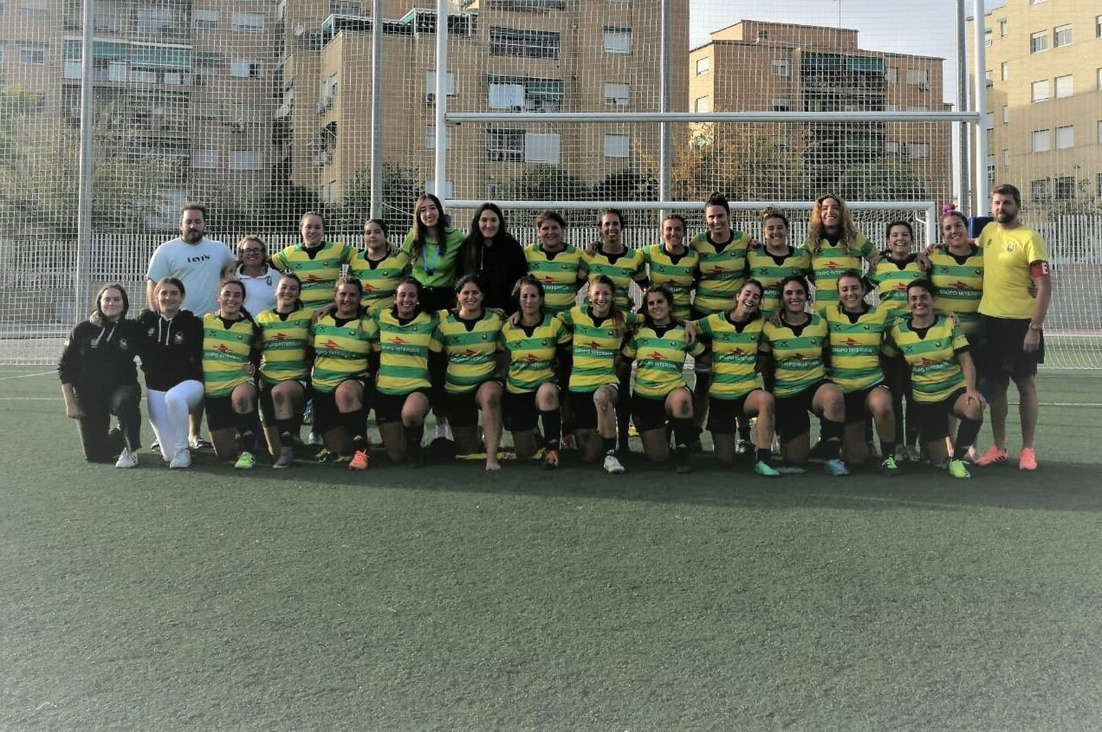 Las chicas y el staff del CRAP femenino posan orgullosas tras el partido.