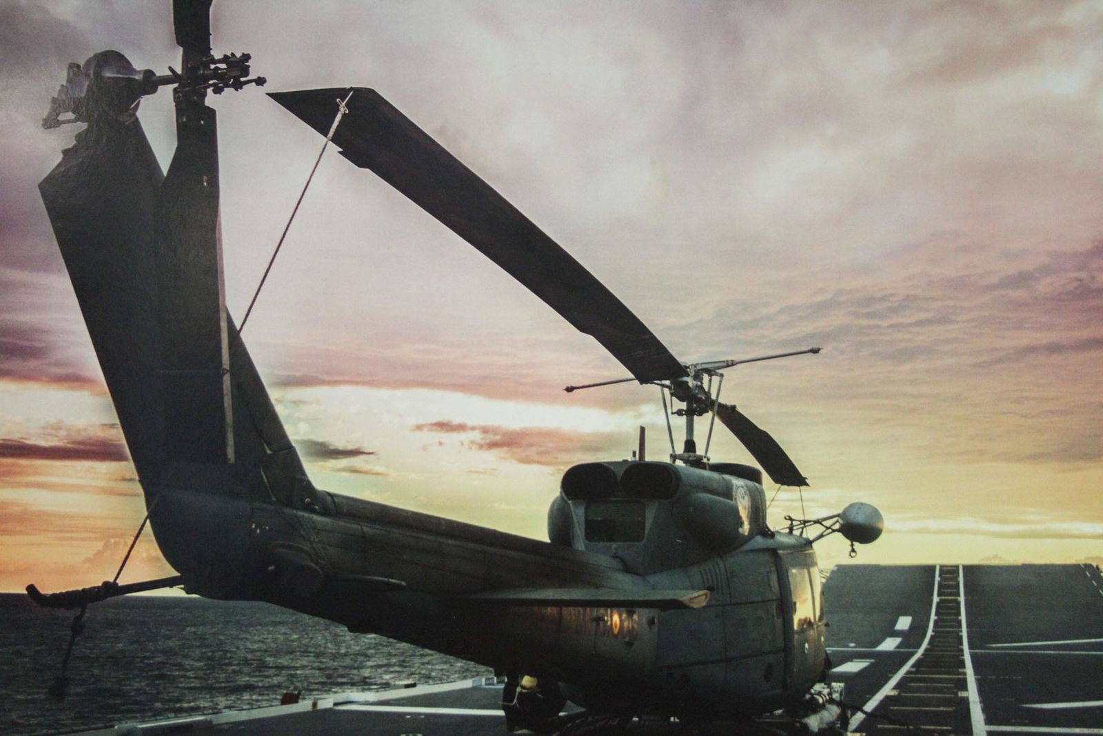 Imágenes de las primeras horas del portaaviones "Juan Carlos I" en el puerto de Huelva, durante su visita este fin de semana