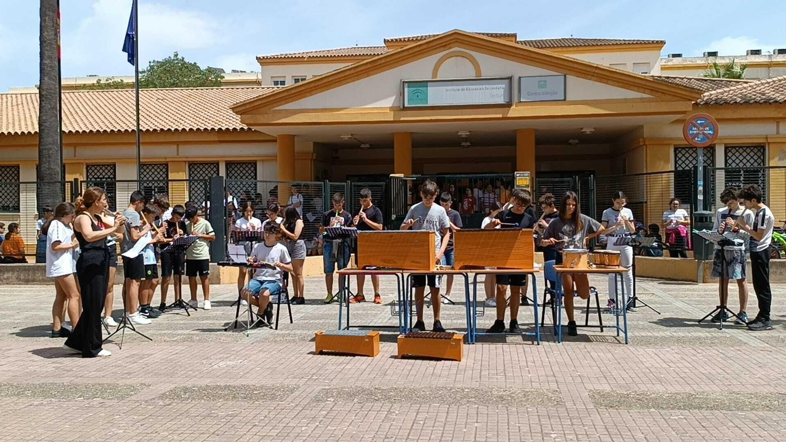 Una imagen del acto celebrado frente a las puertas del instituto Seritium.