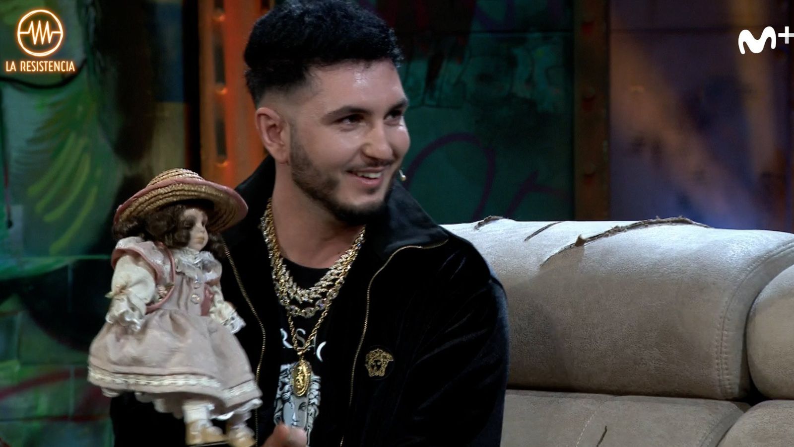 Omar, con la muñeca que se 'llevó' de la casa de Pantoja.