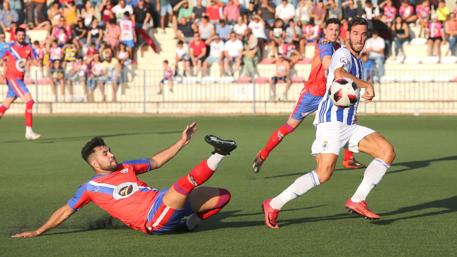 Carlos Fernández persigue un balón ante el Aroche.