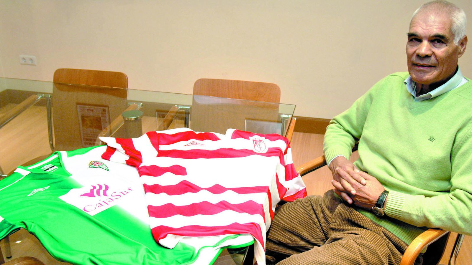 Mingorance posa junto a las camisetas del Córdoba y del Granada.