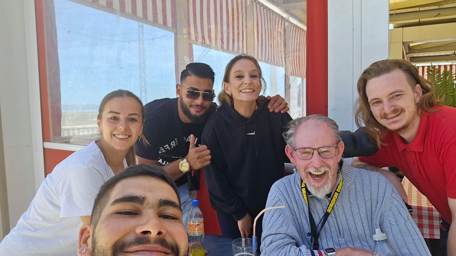 Trabajadores del restaurante y Miguelón