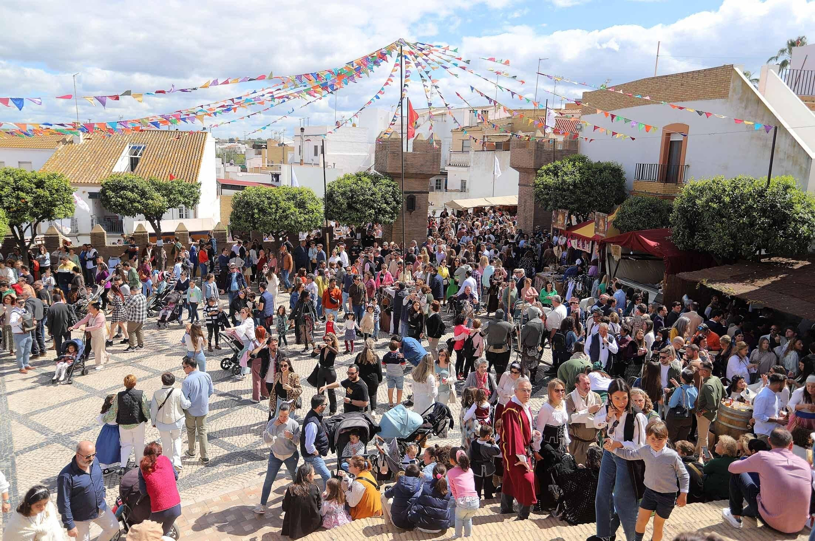 Imágenes del gran ambiente en la Feria Medieval de Palos de la Frontera, Huelva