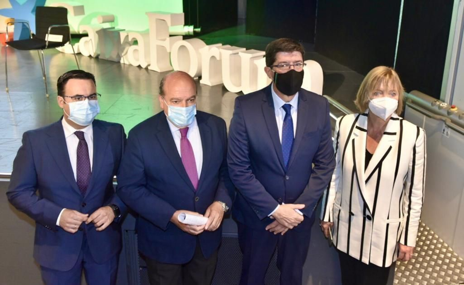 Moisés Ruiz, director de Caixaforum Sevilla; Luis Miguel Martín Rubio, presidente del consejo de consejo de AED / ADACEM; el vicepresidente de la Junta, Juan Marín; y la directora territorial de Caixabank en Andalucía Occidental, María Jesús Catalá.