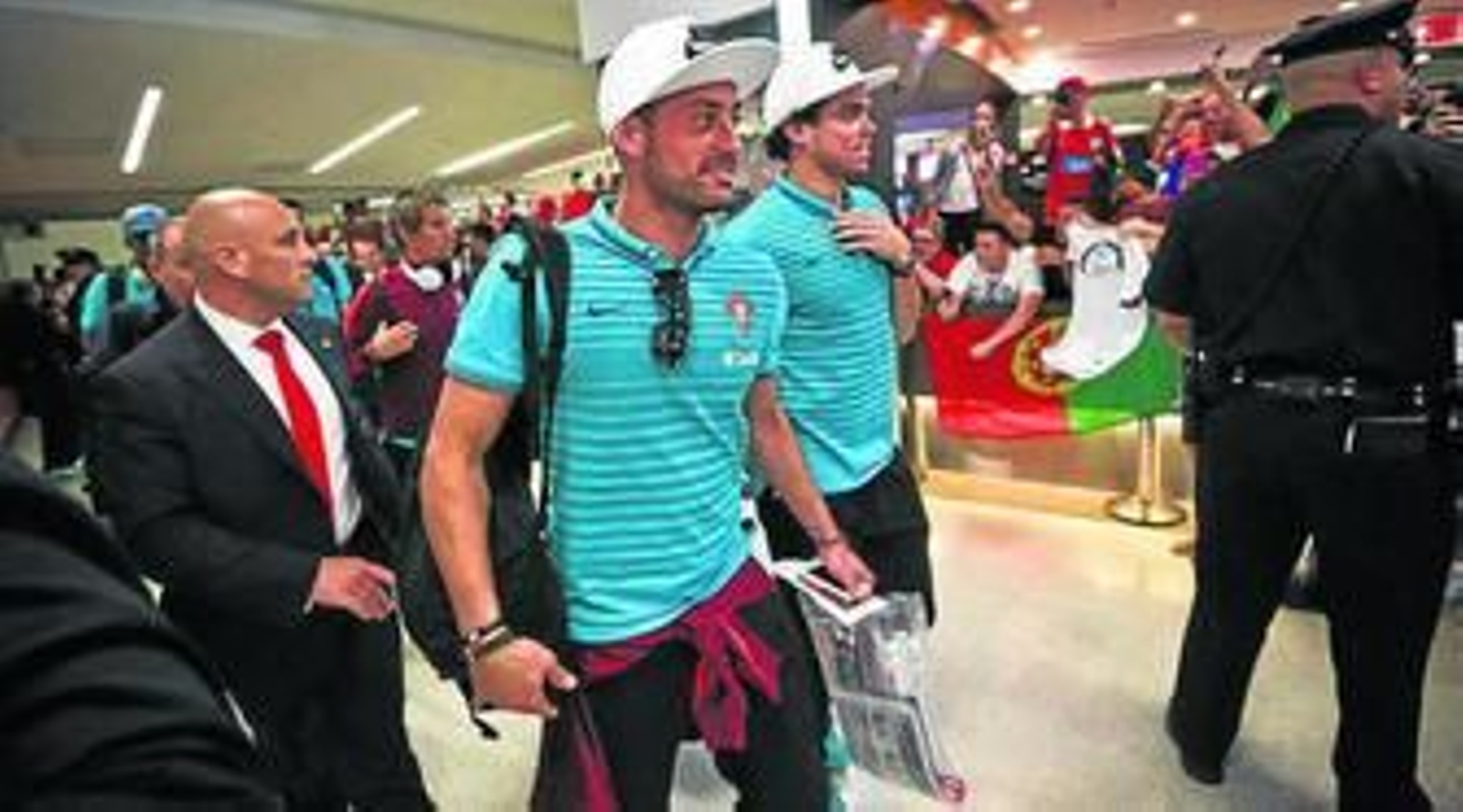 Beto, junto con Pepe, a su llegada a Nueva Jersey con Portugal.