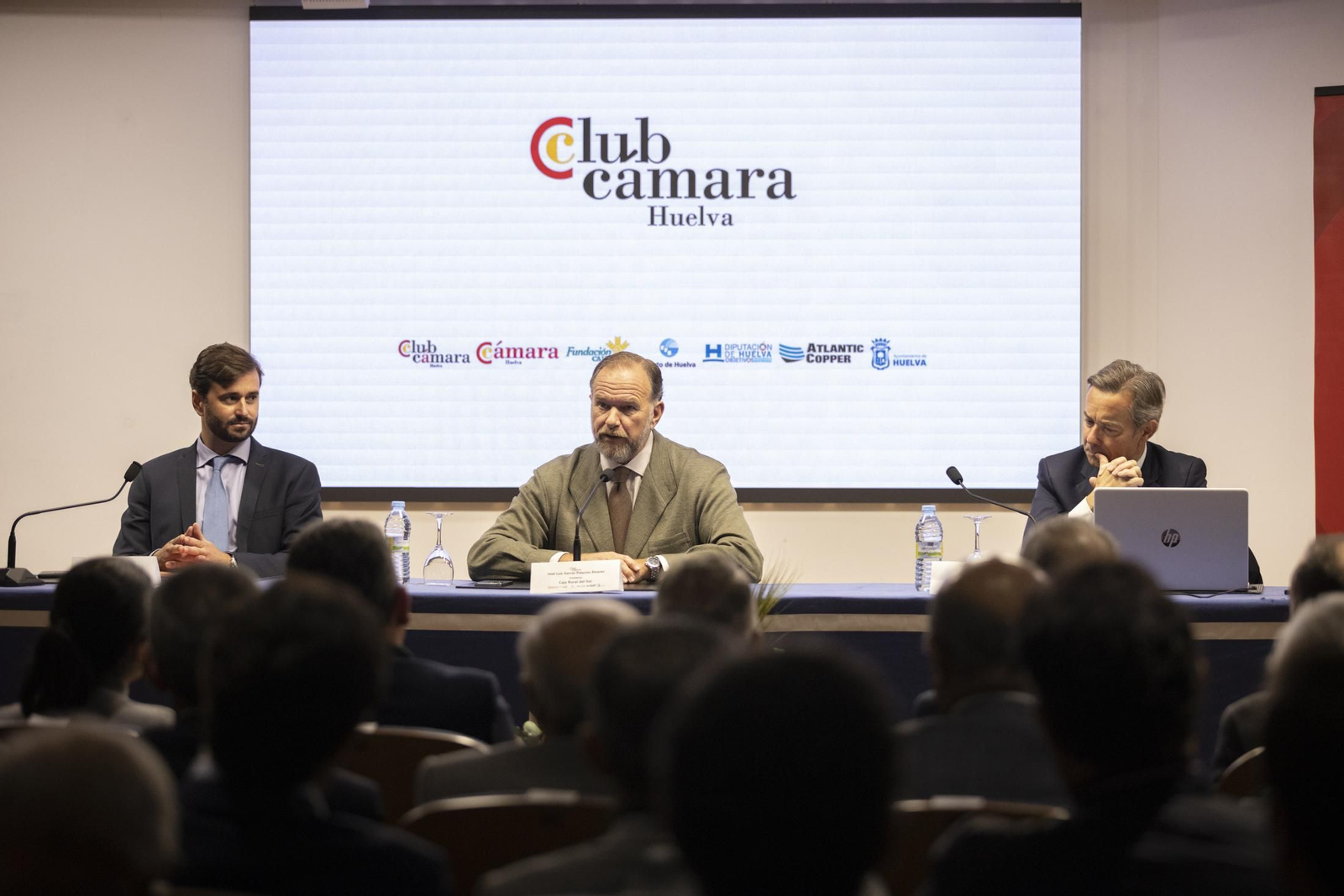 Imágenes de la conferencia de Ricardo Martínez Rico organizada por Club Cámara en la Fundación Caja Rural del Sur