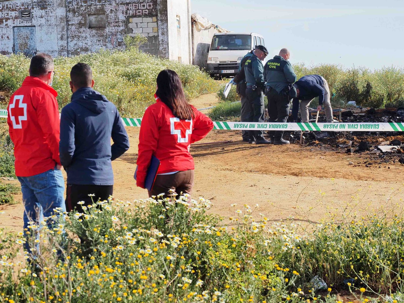Imágenes del incendio que costó la vida a una persona en una chabola en Lepe