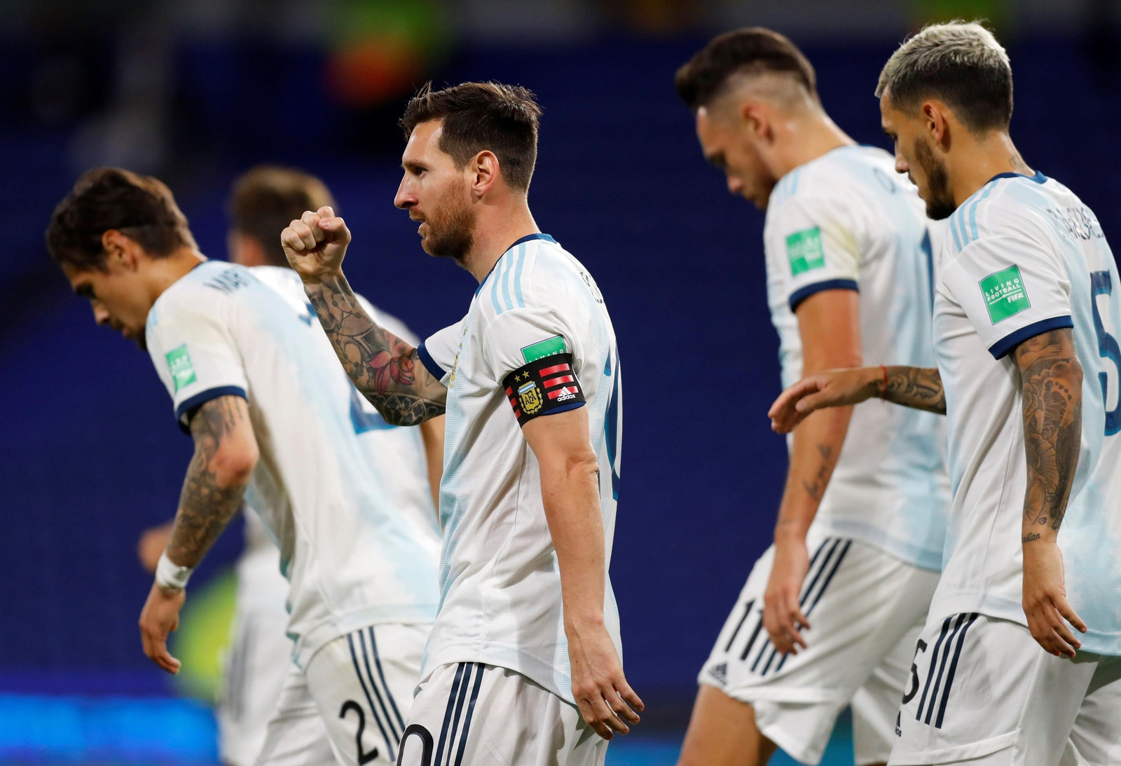 Ocampos, junto a Messi tras la celebración del gol de penalti del diez argentino.
