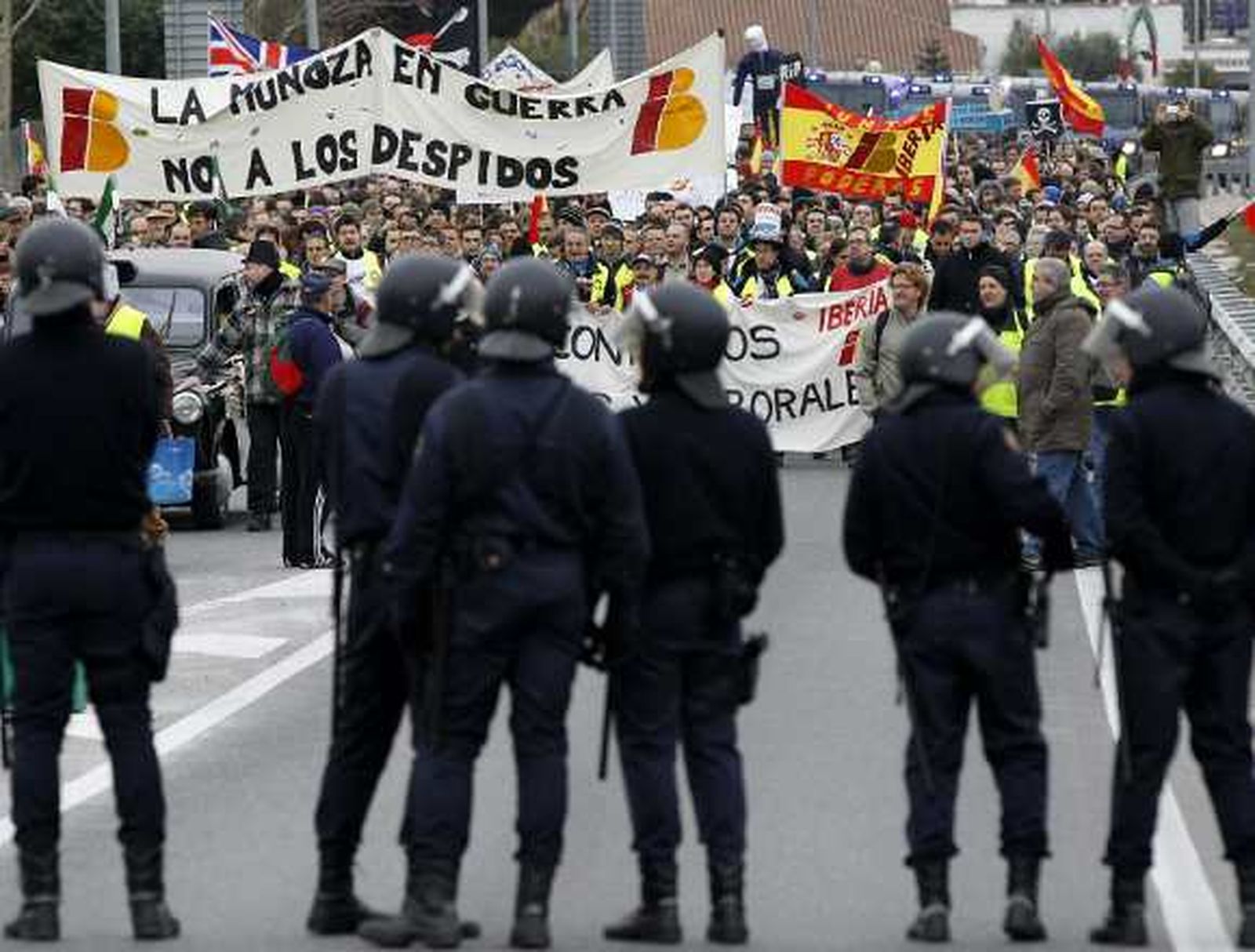 Unos 4.000 trabajadores de Iberia protestan en la T4 por la viabilidad de la aerolínea