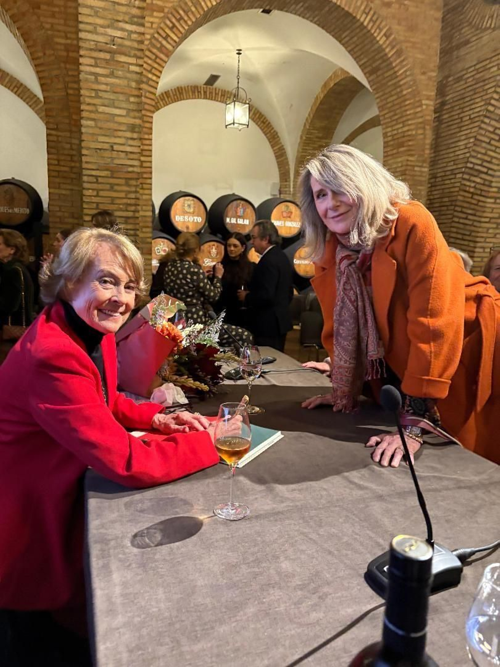 La autora del libro, Margarita López de  Carrizosa, firma un ejemplar del a Lucila Domecq.