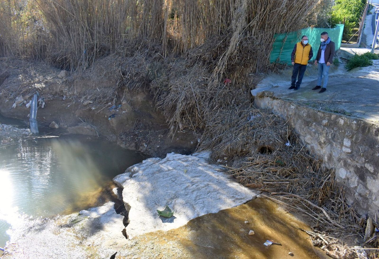 El alcalde de Alhaurín de la Torre y el concejal de Infraestructuras visitan uno de los puentes.