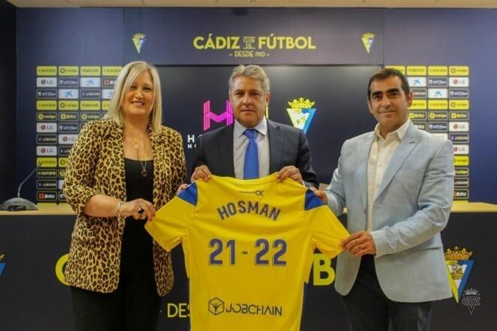 Ana Prieto, Pepe Mata y Rafael Polanco posan tras la firma del contrato.