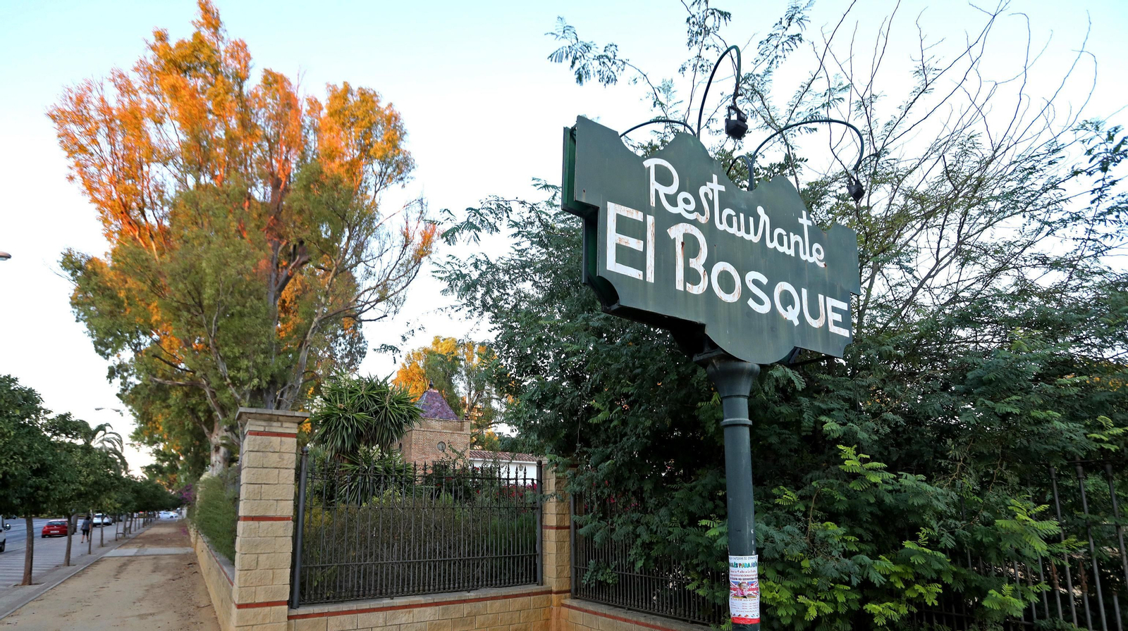 Imagen tomada en el día de ayer del restaurante 'El Bosque', cuyas puertas no tardarán mucho en abrir de nuevo.