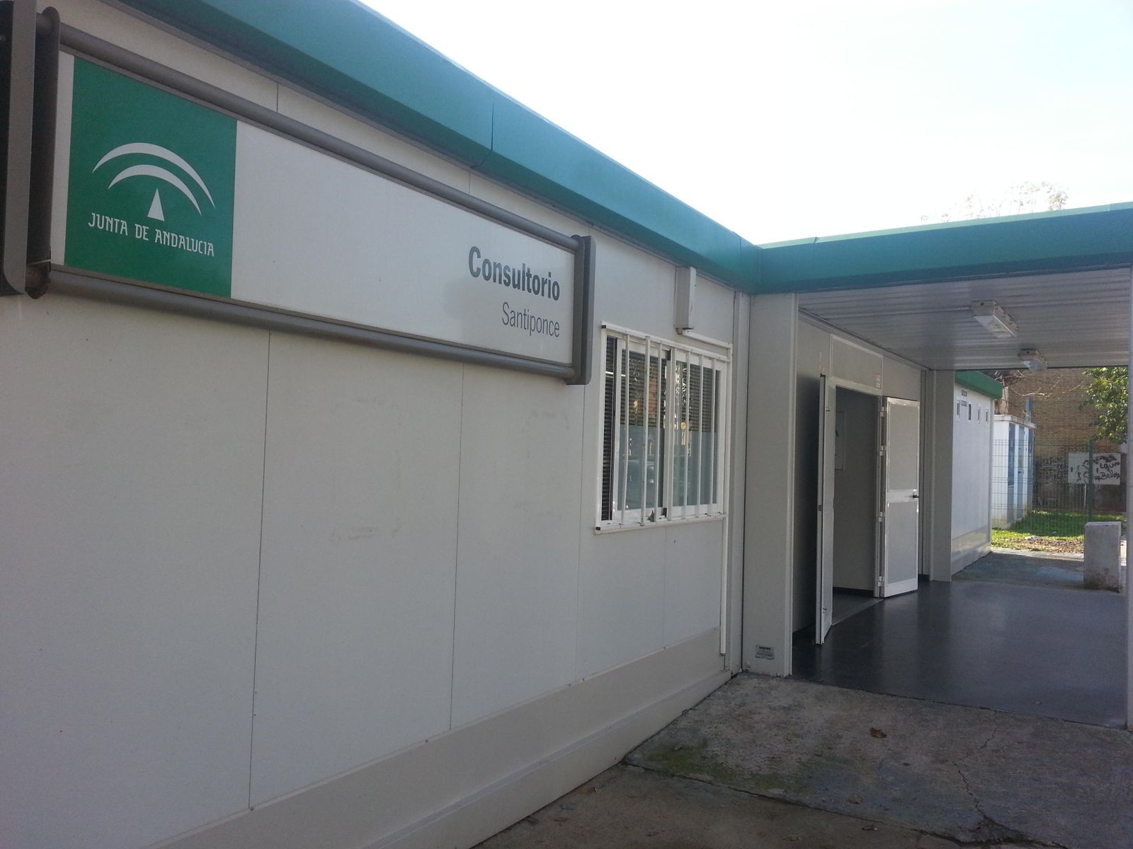 El consultorio de Santiponce ocupa caracolas desde 2010.