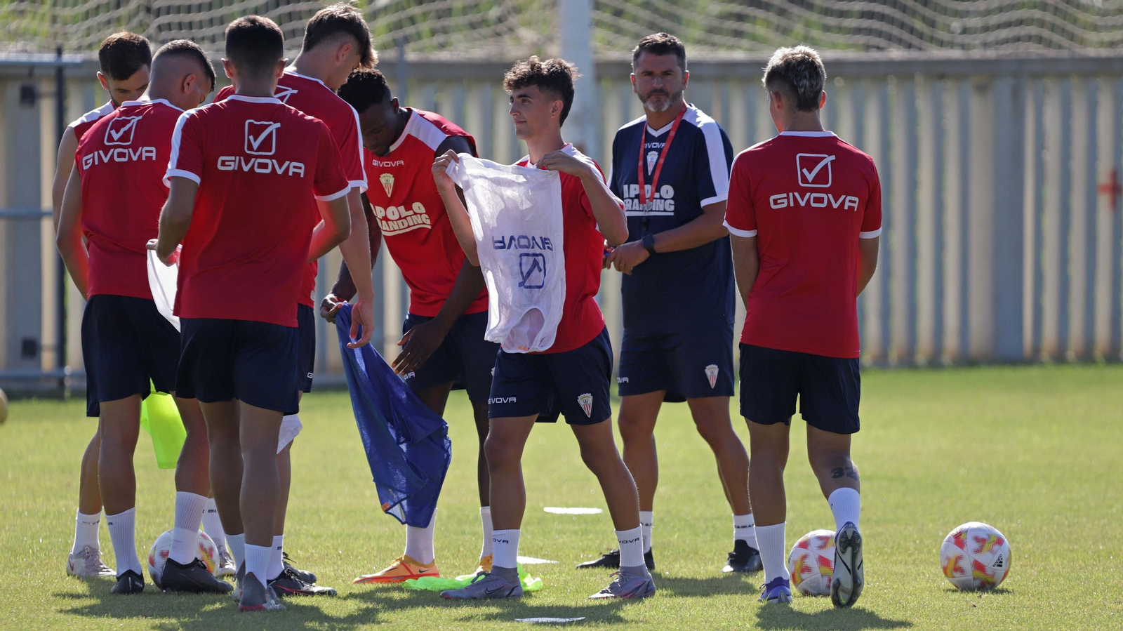 Pimienta, con un peto blanco en las manos, en el entrenamiento de este lunes