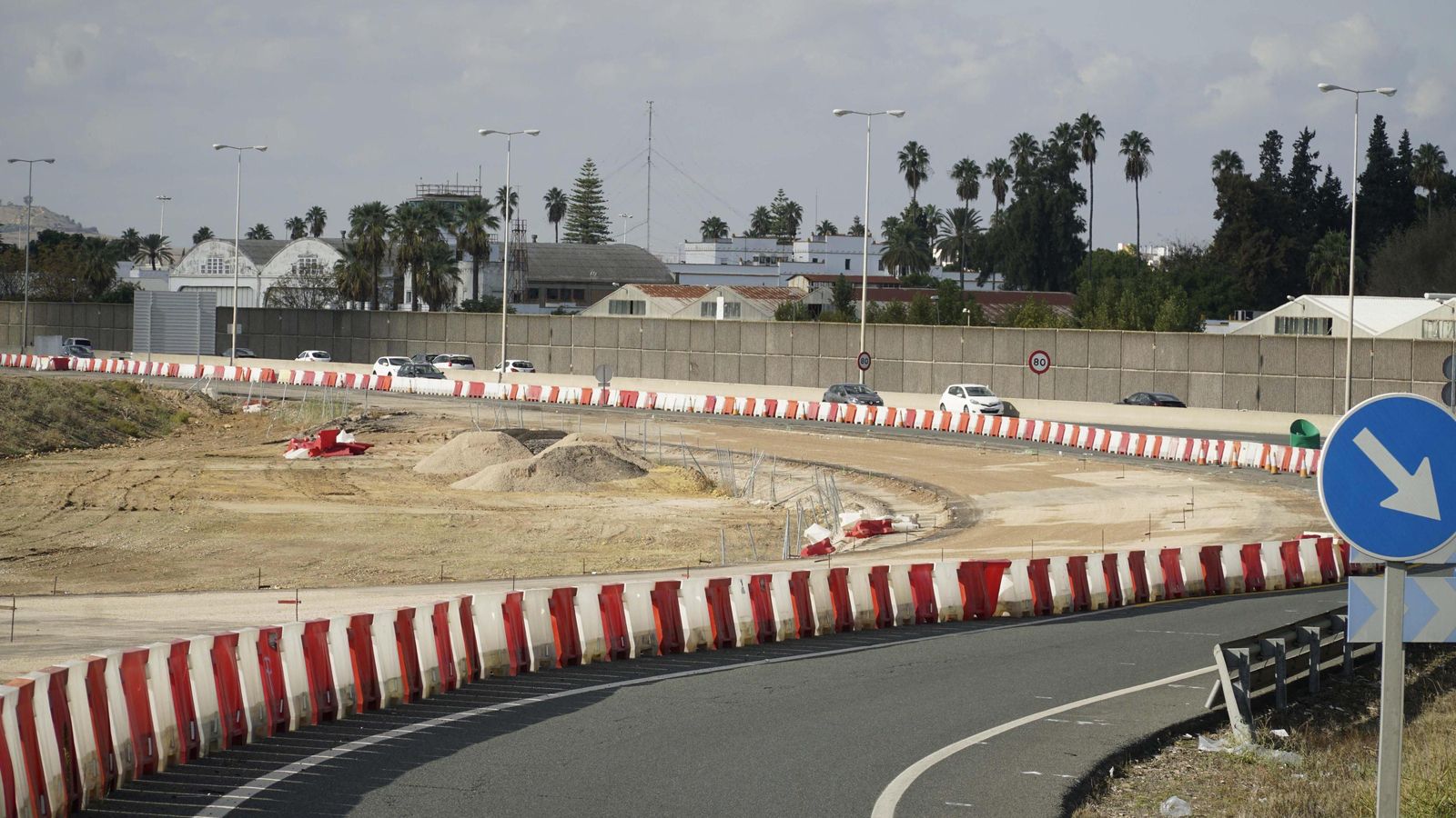Entrada al desvío de la SE-30 para evitar el puente, preparado para su asfaltado.