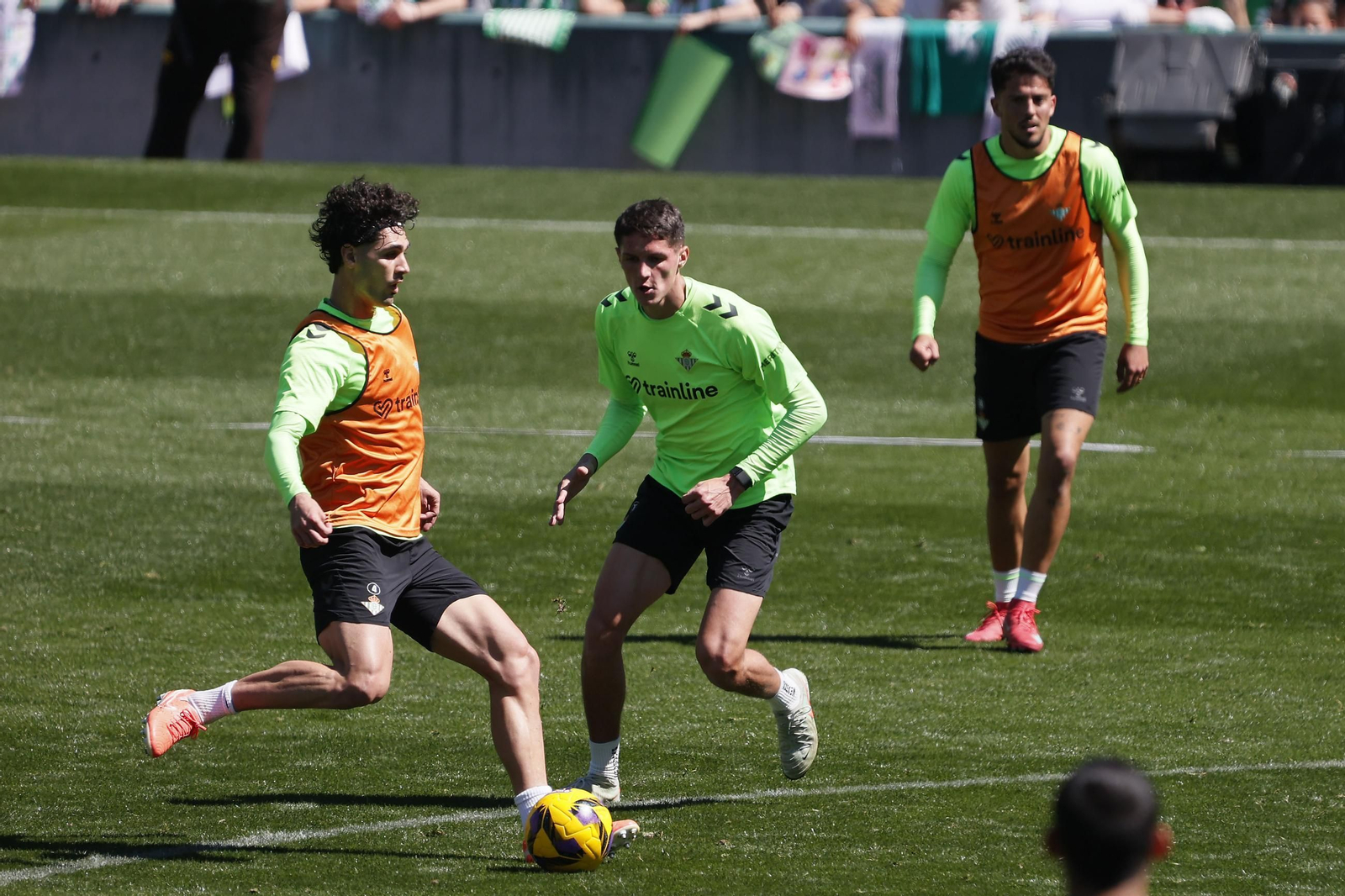 Las imágenes del gran ambiente en el entrenamiento del Betis