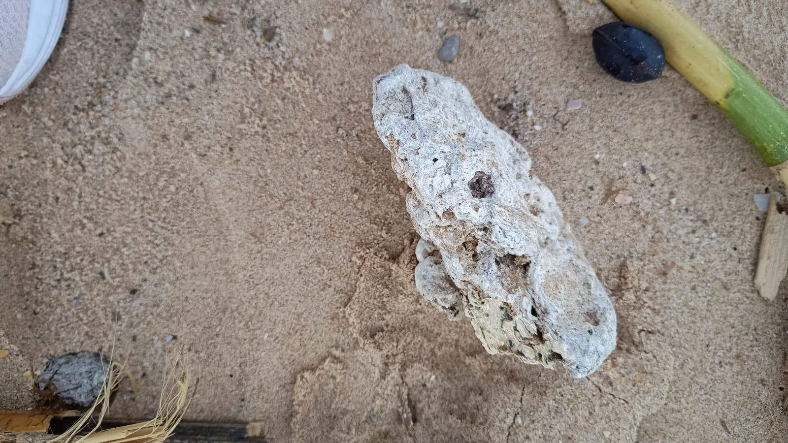 Una bola de parafina encontrada en la playa de Getares, este domingo.