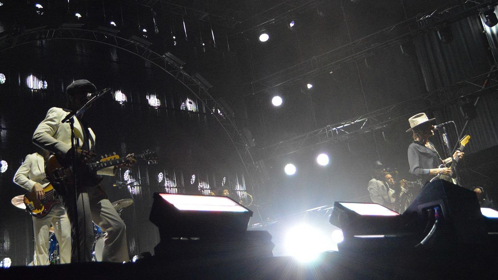 El escenario del Cabaret Festival, con la banda durante el concierto.