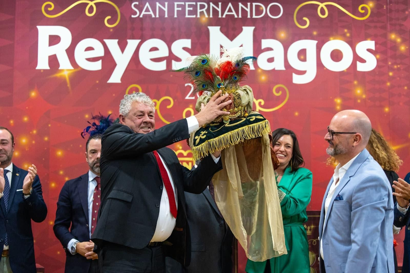 San Fernando entrega las coronas de la ilusión: proclamación de los Reyes Magos