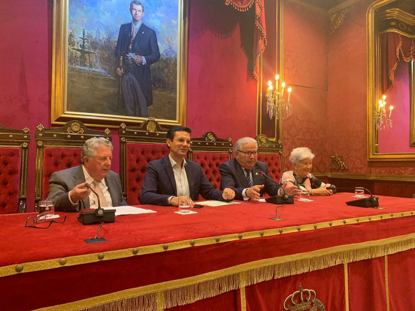 Paco Cuenca, 'alcalde' en el pregón del Mayor ante la ausencia de concejales del bipartito