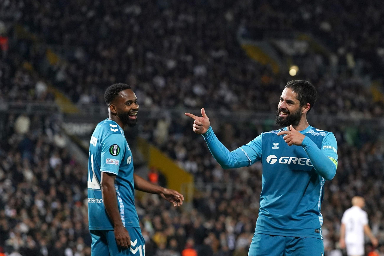 Isco celebra su gol con Bakambu al lado.