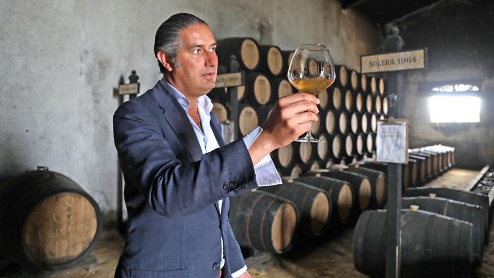 Zarzana en otra estancia de las instalaciones de esta bodega familiar en la barriada rural de Las Tablas Zarzana en otra estancia de las instalaciones de esta bodega familiar en la barriada rural de Las Tablas