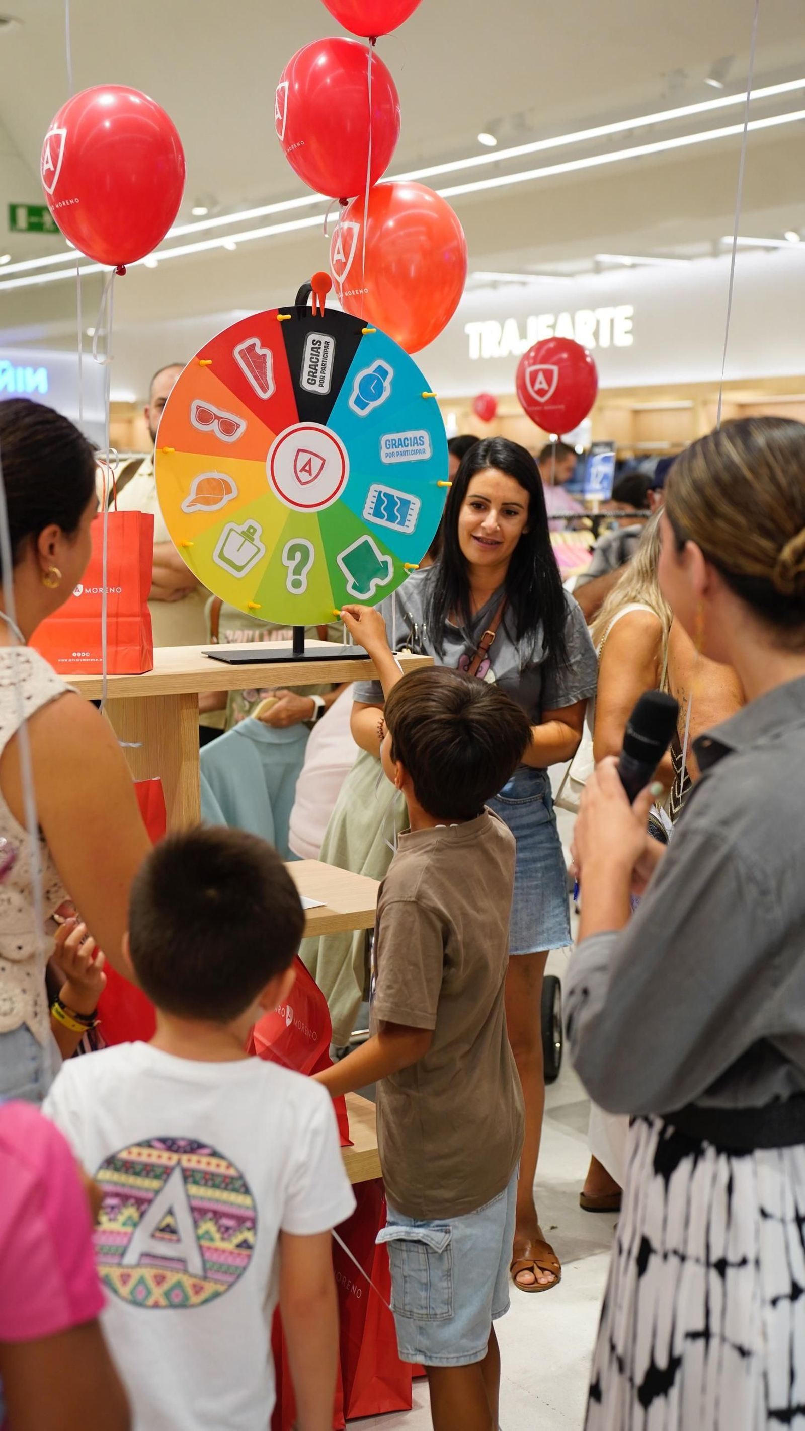 Fotos de la apertura de la marca Álvaro Moreno en el Centro Comercial Puerta Europa de Algeciras