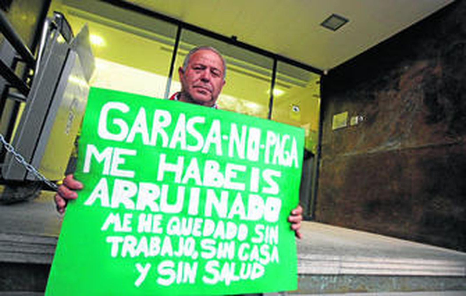 Antonio Malpica, uno de los afectados por la suspensión de pagos, se ha encadenado en la sede de Garasa.